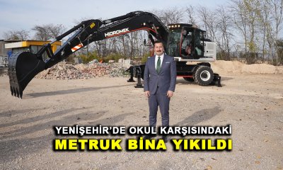 YENİŞEHİR’DE OKUL KARŞISINDAKİ METRUK BİNA YIKILDI